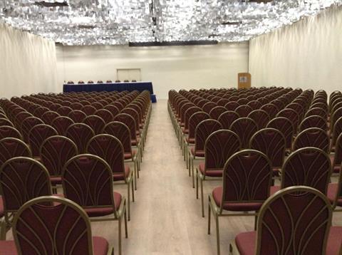 Cadeiras vazias na véspera...