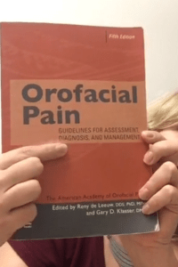 Este é o livro que indico a quem quer estudar Dor Orofacial. Costumo seguir esta classificação na clínica. Gosto e manuseio muito! Em inglês. Em português ainda somente a quarta edição!