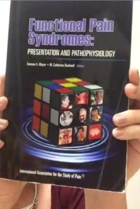 Amo este livro! Muito! Ele já está quase desmanchando. Não é para quem inicia os seus estudos em Dor Orofacial pois precisa de um conhecimento básico e ele não é específico da área. Assuntos atuais são abordados como genética, sistema autonômico, catastrofização, hipervigilância. Tenho outros livros ótimos da IASP. Vale a pena conhecer todos!