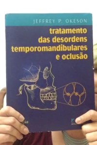 Primeiro livro citado, nele iniciei meus estudos! Livro do professor Okeson. Eu tenho a quarta edição, já tive a segunda e hoje está na sétima!!! Preciso atualizar... 